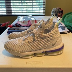 Lebron 16 “buzz light year”
